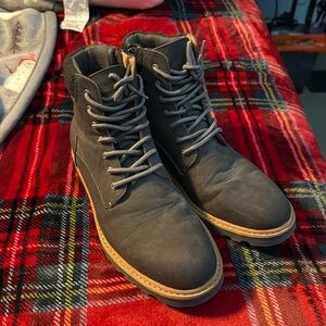 Men’s lightweight boots - size 8